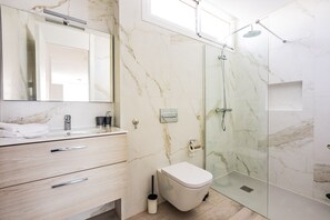 Shower, hair dryer, towels - Villa Mandarina by Escape Home (Tías)