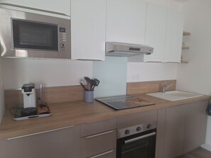 Jääkaappi, mikroaaltouuni, uuni, liesi