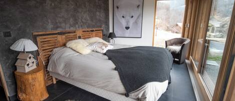 3 bedrooms, iron/ironing board, internet, bed sheets