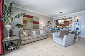 Apartment, Mehrere Betten (Indigo West 502) | Wohnbereich
