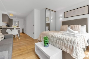 1 bedroom, iron/ironing board, free WiFi, bed sheets - Stunning Cosy Deluxe in Central London (London)