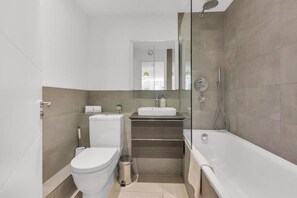 Hair dryer, towels, soap, shampoo - Stunning Cosy Deluxe in Central London (London)