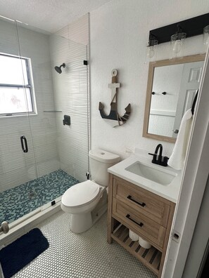 Dusche, Haartrockner, Handtücher, Toilettenpapier