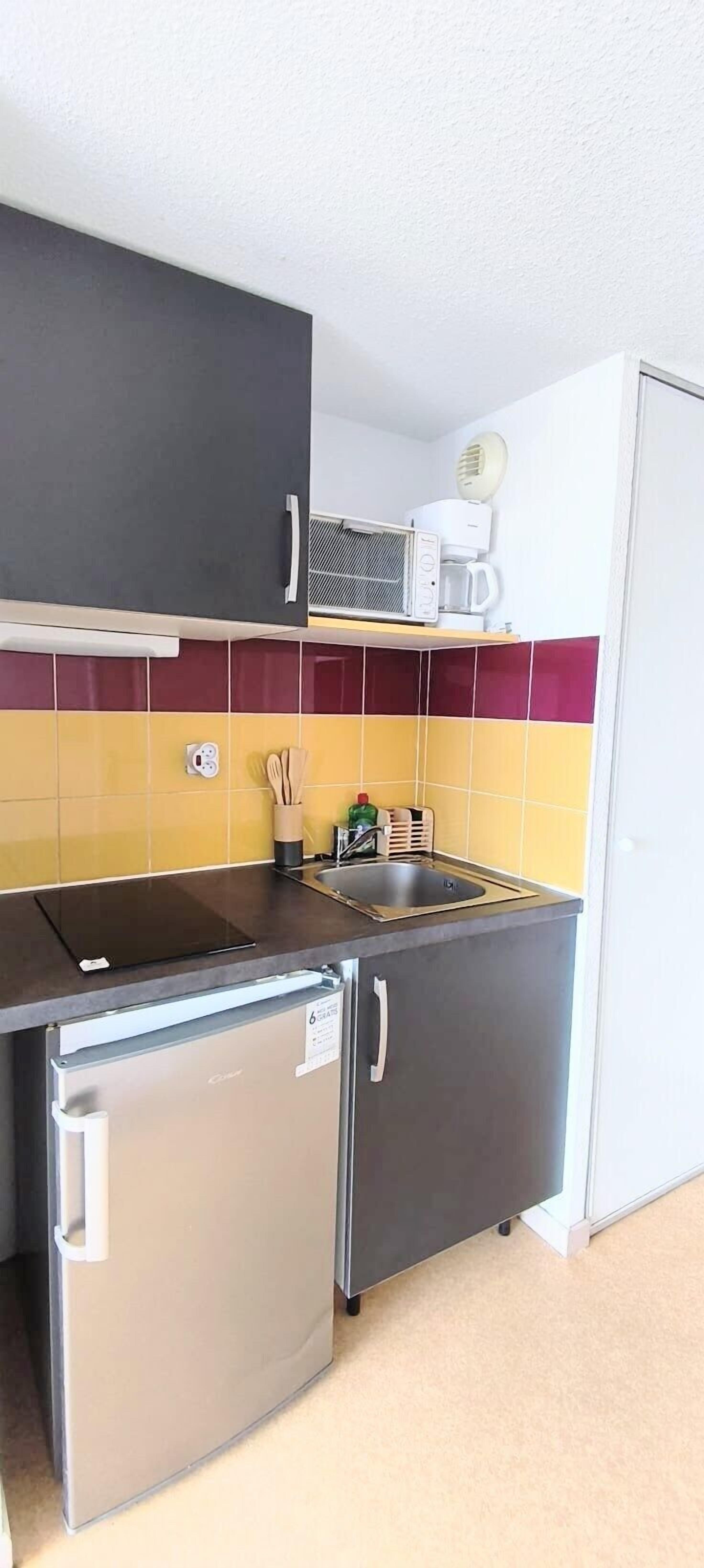 Een koelkast, een magnetron, een kookplaat