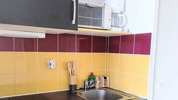 Een koelkast, een magnetron, een kookplaat