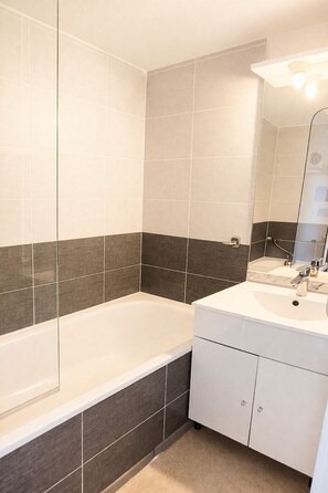 Hair dryer, towels - LVAM - Appartement Résidence St Clair - Piscine - 4 personnes - Cap d'Agde (Le Cap D'Agde)