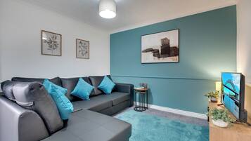 Apartamento conforto, vista para a cidade | Área de estar | Smart TV 43 polegadas com canais digitais