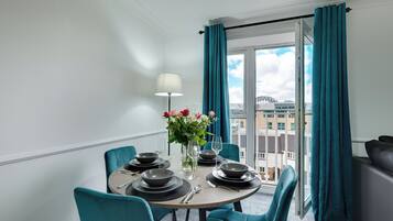 Comfort Apartment, City View | Dining