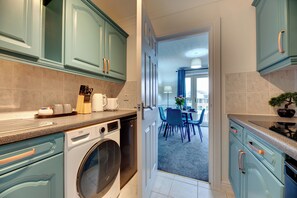 Private kitchen - Watch Tower Apartment by Week2Week (Newcastle-upon-Tyne)