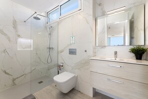 Shower, hair dryer, towels - Villa Maracuya by Escape Home (Tías)