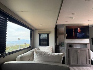 2 bedrooms, WiFi, bed sheets - Cozy 2-bedroom brand new trailer in quaint Whitewater with all amenities. (Whitewater)