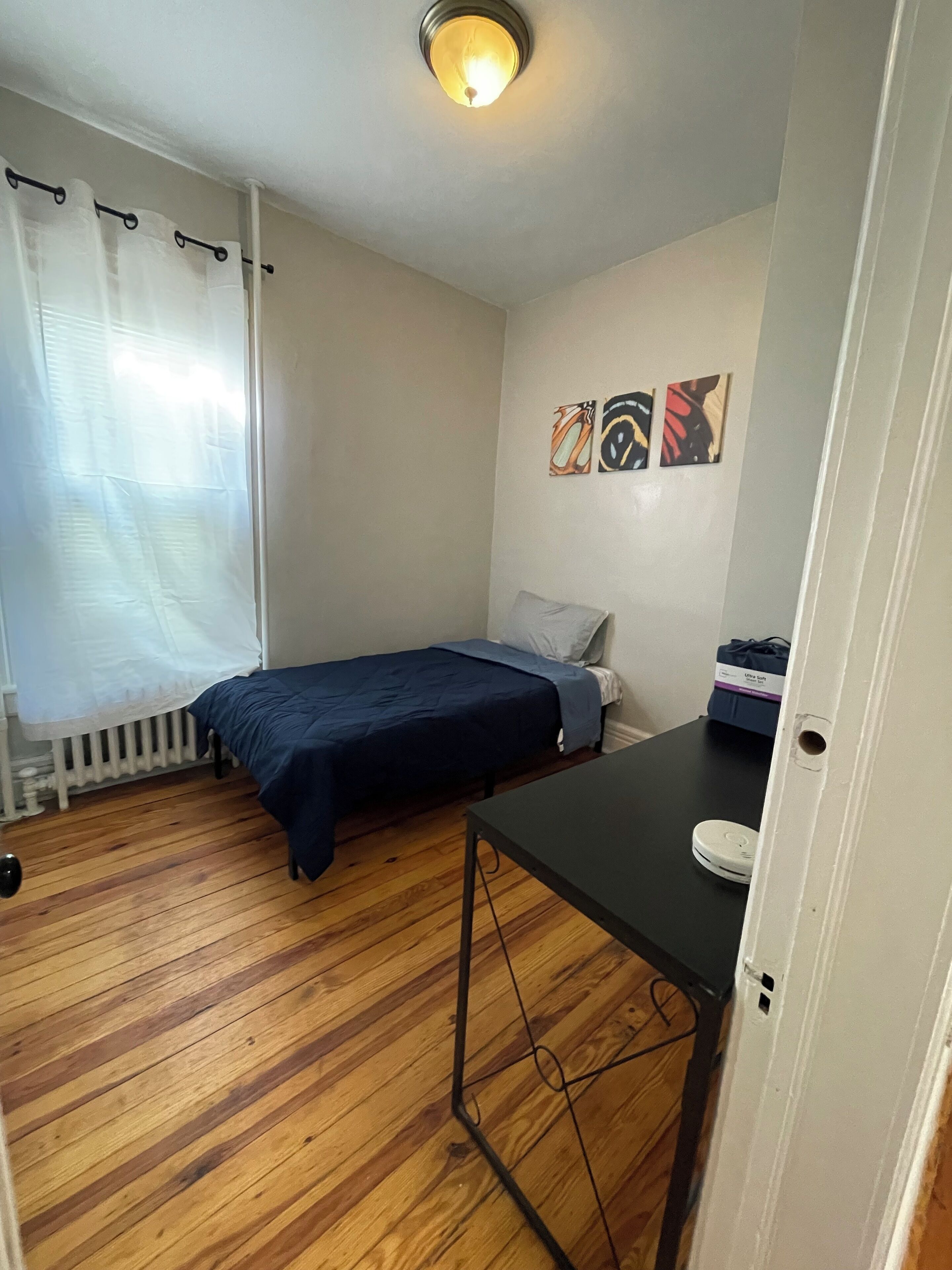 4 bedrooms, iron/ironing board, internet, bed sheets