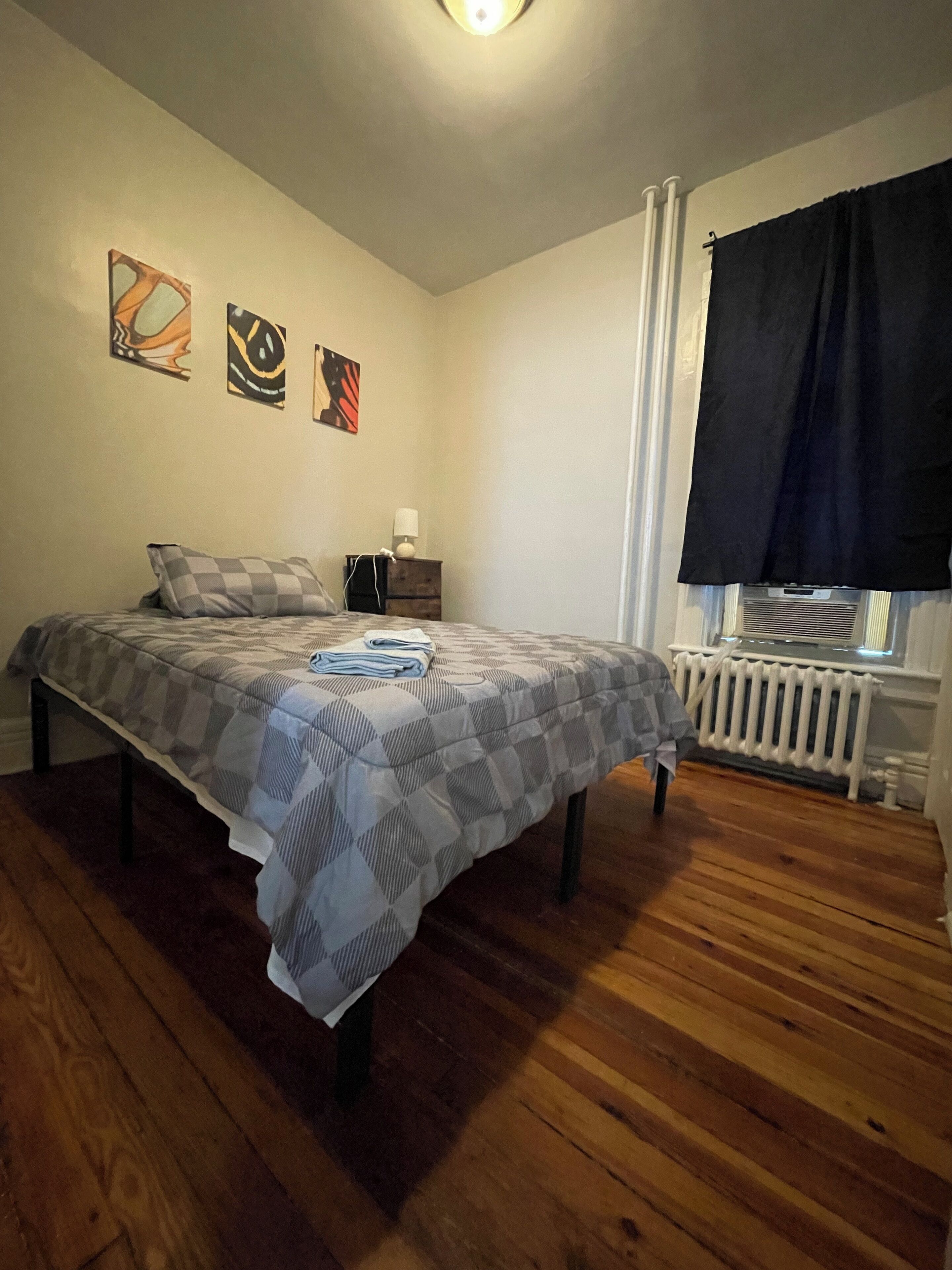 4 habitaciones, tabla de planchar con plancha, internet y ropa de cama 