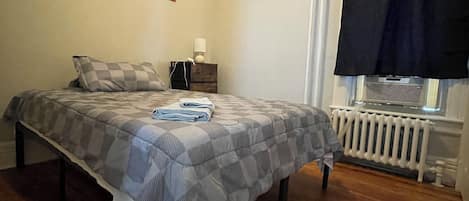 4 habitaciones, tabla de planchar con plancha, internet y ropa de cama