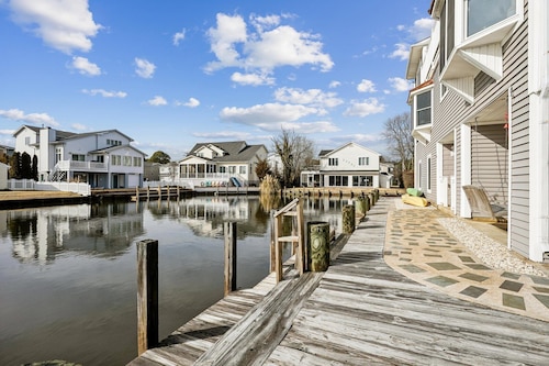 Waterfront 5 bedroom vacation retreat in South Bethany