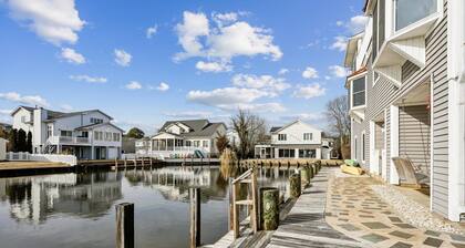 Waterfront 5 bedroom vacation retreat in South Bethany