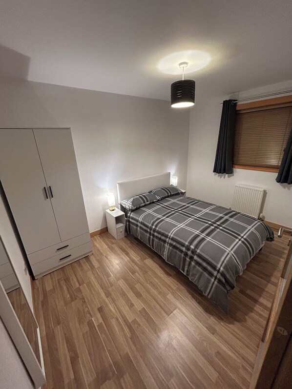 3 habitaciones, tabla de planchar con plancha, wifi y ropa de cama 