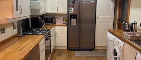 Mikrobølgeovn, ovn, kokeplater og oppvaskmaskin