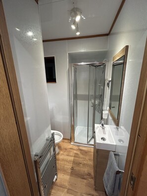 Shower, towels, toilet paper - Yellow House On The Hill (Mossbank)