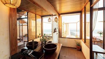 Deluxe Villa, Balcony, Hill View | Interior