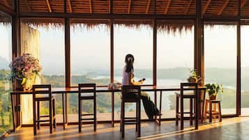 Deluxe Villa, Balcony, Hill View | Dining