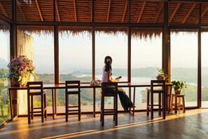 Villa Deluxe, balcon, vue sur la colline | Restauration