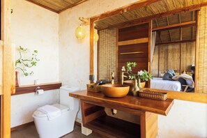 ดีลักซ์วิลล่า, ระเบียง, วิวภูเขา | ห้องน้ำ | อ่างอาบน้ำและฝักบัวแยกจากกัน, ของใช้ในห้องน้ำฟรี, ไดร์เป่าผม, ผ้าเช็ดตัว