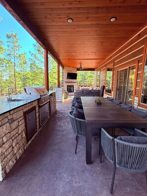 Outdoor dining - Pine Bridge Retreat - 3 Kings, Hot Tub, Playset, Firepit, Outdoor Kitchen, Games (Broken Bow)