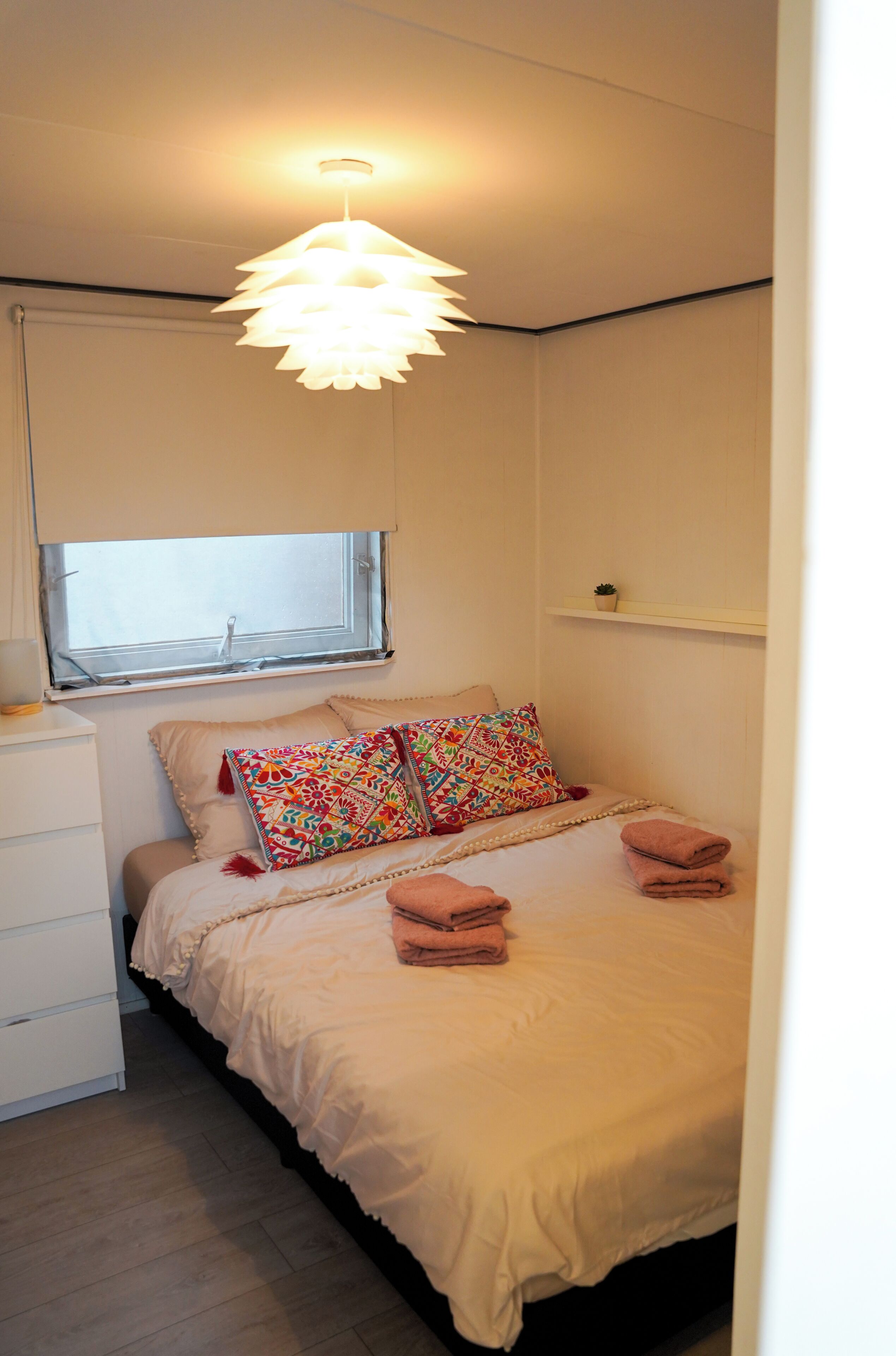 2 bedrooms, iron/ironing board, internet, bed sheets