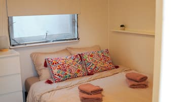 2 bedrooms, iron/ironing board, internet, bed sheets