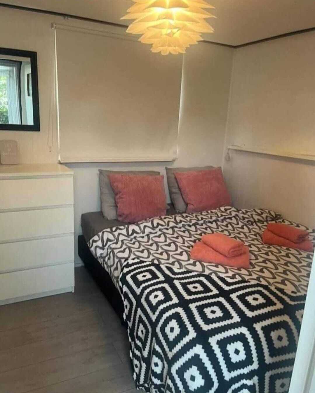 2 slaapkamers, een strijkplank/strijkijzer, internet, beddengoed