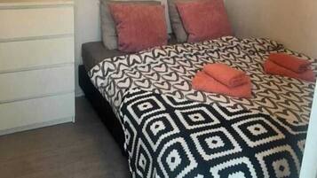 2 slaapkamers, een strijkplank/strijkijzer, internet, beddengoed