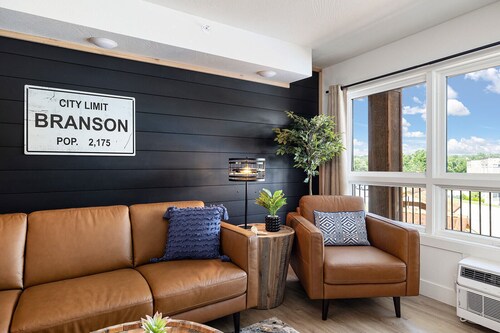 The Landing Loft! Walk to Downtown, Pools, Fishing, Gym, Scenic Train Station..