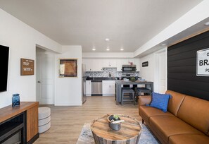 TV, fireplace - The Landing Loft! Walk to Downtown, Pools, Fishing, Gym, Scenic Train Station.. (Branson)