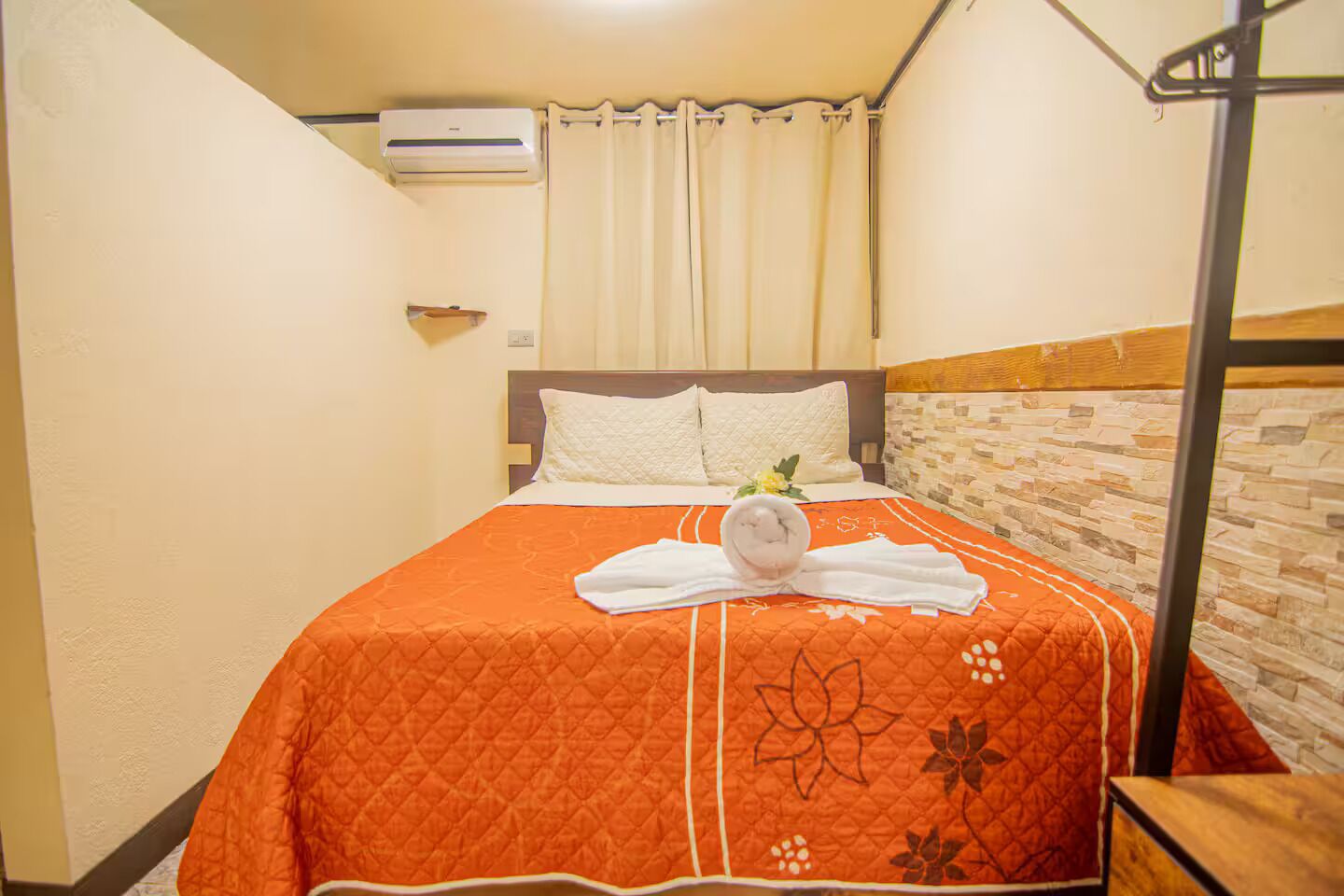 1 habitación, tabla de planchar con plancha, wifi y ropa de cama 