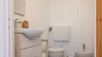 Ein Badezimmer mit Waschbecken, Toilette und Bidet.