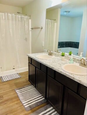 Shower, hair dryer, towels, soap - Cozy 4BR + Fast WiFi + Self Check-In + Near I-75 (McDonough)