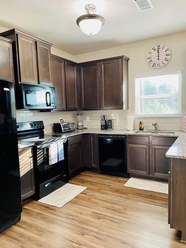 Cozy 4BR + Fast WiFi + Self Check-In + Near I-75