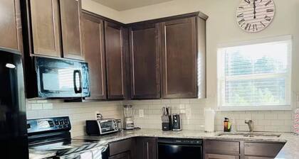 Cozy 4BR + Fast WiFi + Self Check-In + Near I-75
