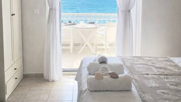 Deluxe-Vierbettzimmer, Balkon, Meerblick | Kostenloses WLAN