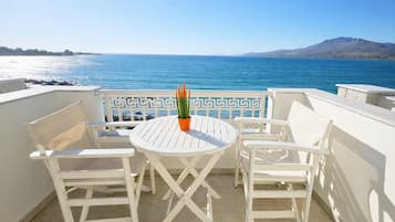 Deluxe-Doppelzimmer, 1 Queen-Bett, Balkon, Meerblick | Speisen im Freien