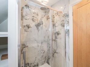Shower - Paddock View (Cheltenham)