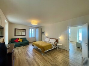 6 bedrooms, iron/ironing board, WiFi, bed sheets