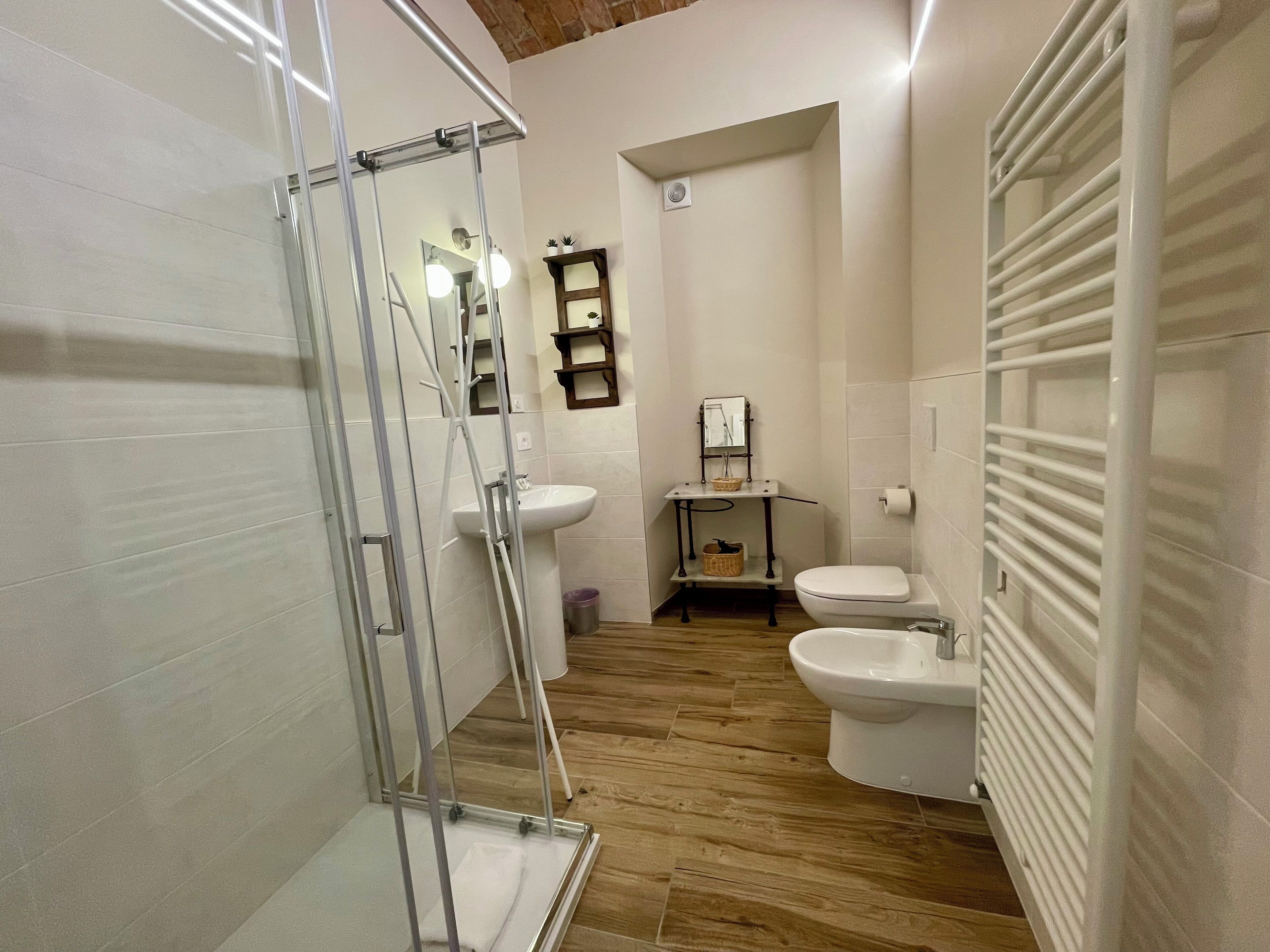 Douche, séchoir à cheveux, bidet, serviettes fournies