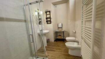 Douche, séchoir à cheveux, bidet, serviettes fournies