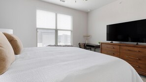 3 bedrooms, desk, iron/ironing board, WiFi - Landing | Modern 3BD, Gym, Yoga Studio (San Antonio)