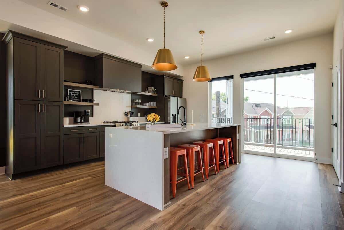 Four à micro-ondes, un four, lave-vaisselle, cafetière-théière