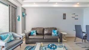 公寓式客房, 1 张特大床和 1 张沙发床, 阳台 (Encantame Towers Verano 903) | 起居区