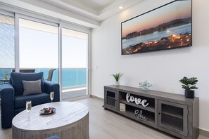 Apartment, 1 King-Bett und Schlafsofa, Balkon (Encantame Towers Velero 1703) | Wohnbereich