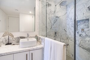 Apartment, 1 King Bed with Sofa bed, Balcony (Encantame Towers Velero 1703) | Bathroom | Towels, toilet paper